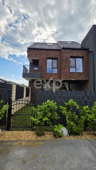 Tunari -3 dormitoare | 4 băi | 2 livinguri | terasă+piscina | 180 mp | mobilată