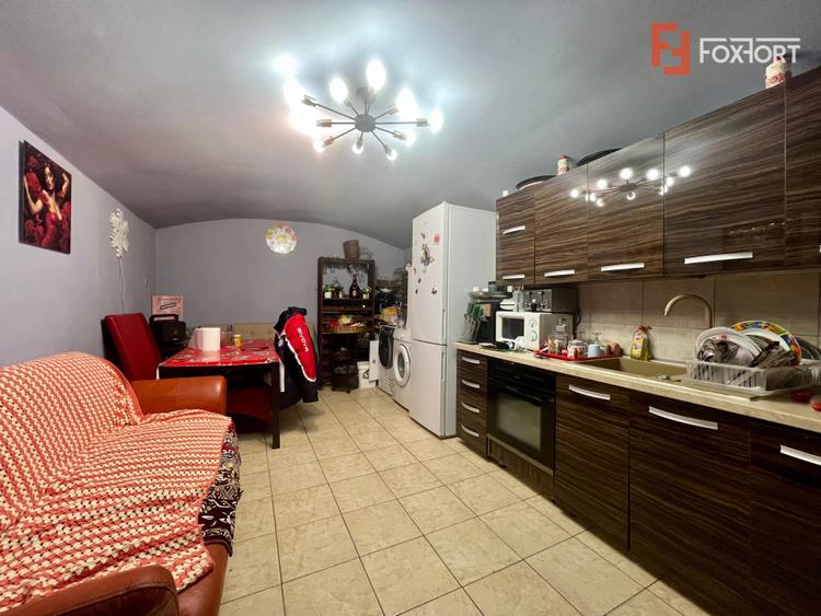 Apartament 3 camere la curte comuna de vanzare, zona Traian