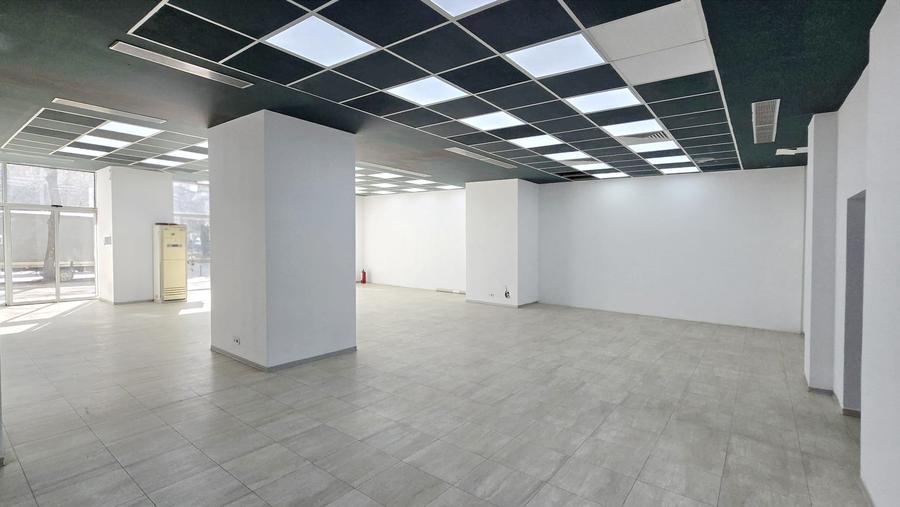 Spatiu comercial la bulevard, 250 mp, 1 minut de Piata Victoriei, vad intens