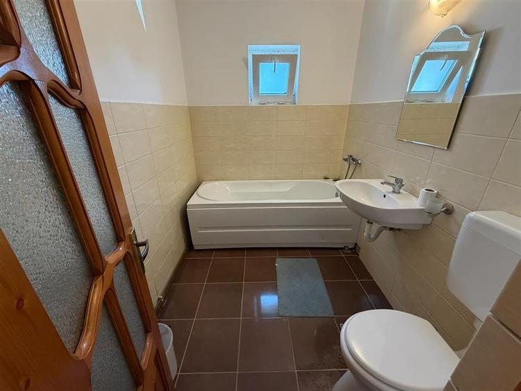 Apartament 3 camere, parter, zona Biserica Catolica