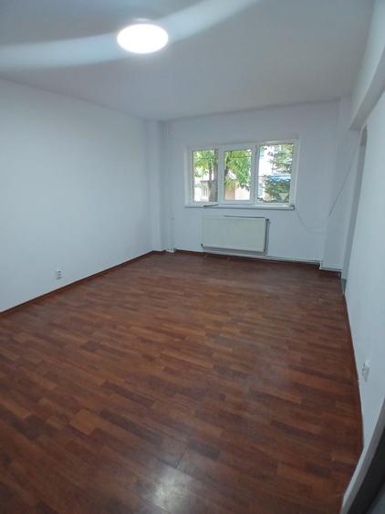Apartament nemobilat, parter, ideal birouri