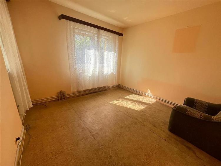 Apartament 2 camere decomandat balcon pivnita zona Vasile Aaron