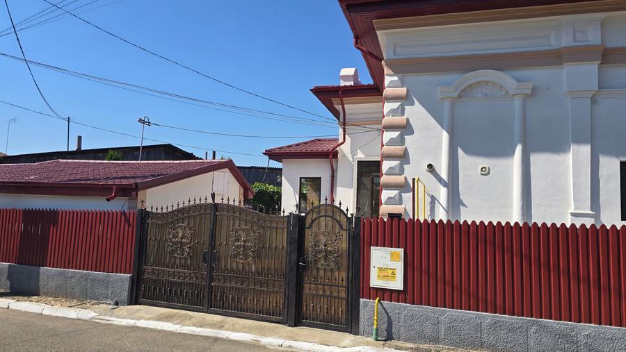 Casa tip conac, de vanzare, central Odobesti
