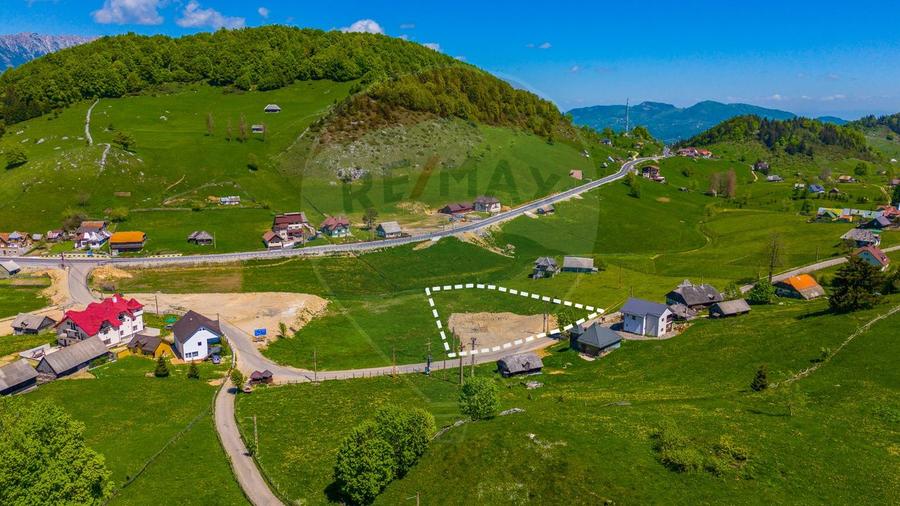 FUNDATA CENTRU | 3.962 mp ASFALT + UTILITĂȚI | Vedere Bucegi