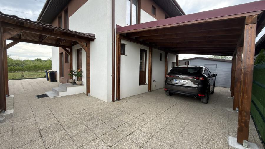Casă de vânzare, 142 mp utili, vedere spre oraș și munți, zona Periferie