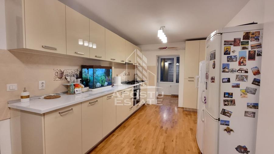 Apartament cu 3 camere de vanzare, decomandat , Zona Mircea cel Bătrân