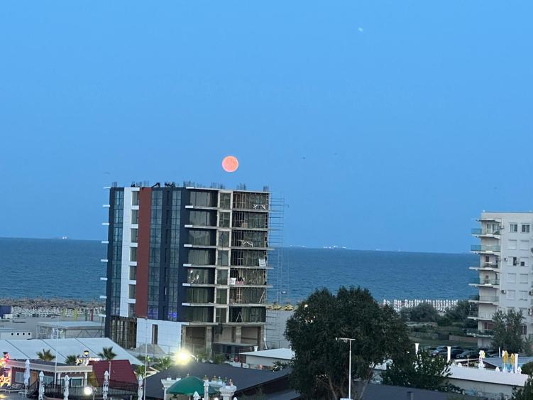 Mamaia - Apartament 112 mp, situat la 100 m de plaja, parcare privata