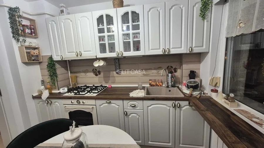 Apartament 3 camere, etaj 1/4, zona Podu Ros