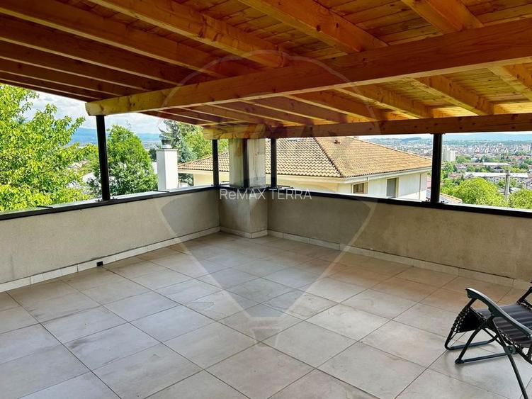 DE INCHIRIAT: Apartament la casa, curte privata si terase panoramice - 11