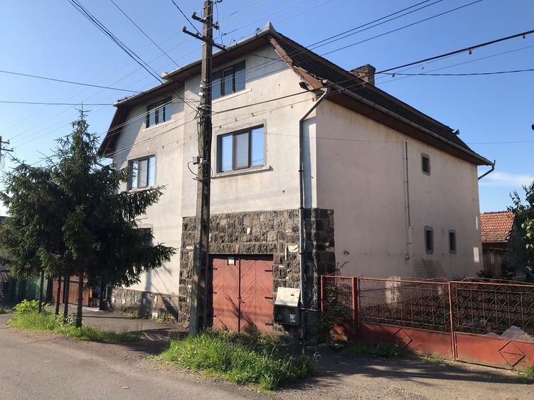 Vand sau schimb casa 4 camere cu 2600 mp teren, Central, Reghin, Mures