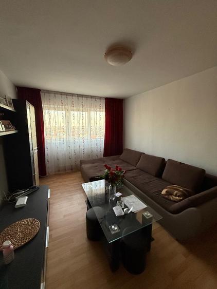Apartament cu 3 camere și balcon, mobilat, de vânzare în zona La Ciuperca