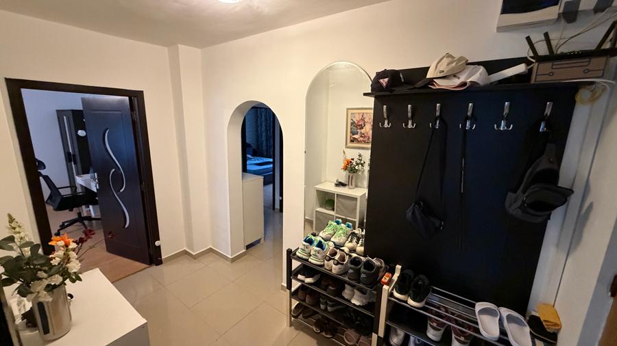 Vanzare apartament 3 camere decomandat, hol H, etaj 3,bloc reabilitat,Mall Vitan