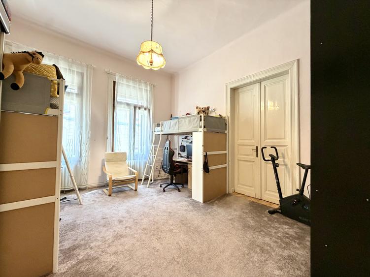 Casa cu 4 camere, 136 mp utili, curte comuna - Zona Centrala