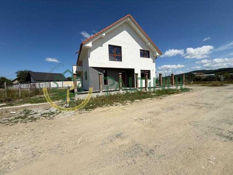Casă de vânzare în Tălmaciu, spațiu generos, exterior la cheie, interior la alb