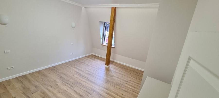 Inchiriez apartament 4 camere Bd. Dacia, recent renovat.