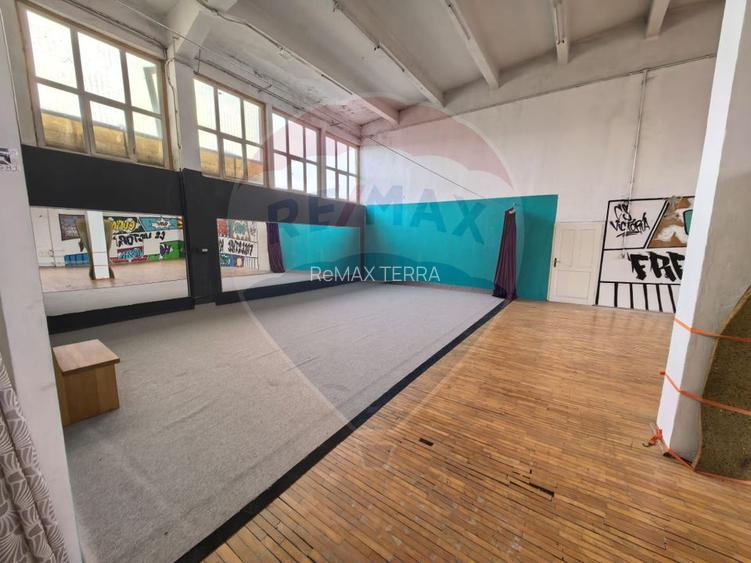 DE INCHIRIAT: Spațiu pt sala dansuri, gimnastica, sala sport -- 220mp - 5