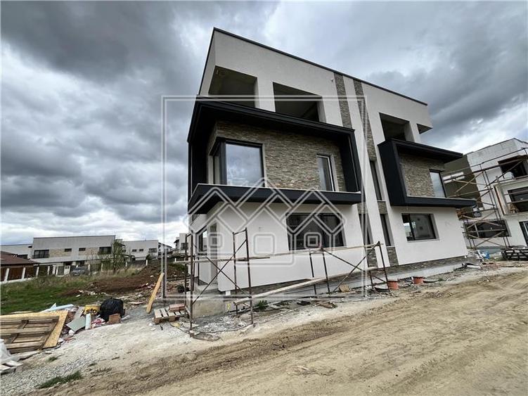 Casa tip duplex in Selimbar, 4 camere, terasa mare, teren 214 mp