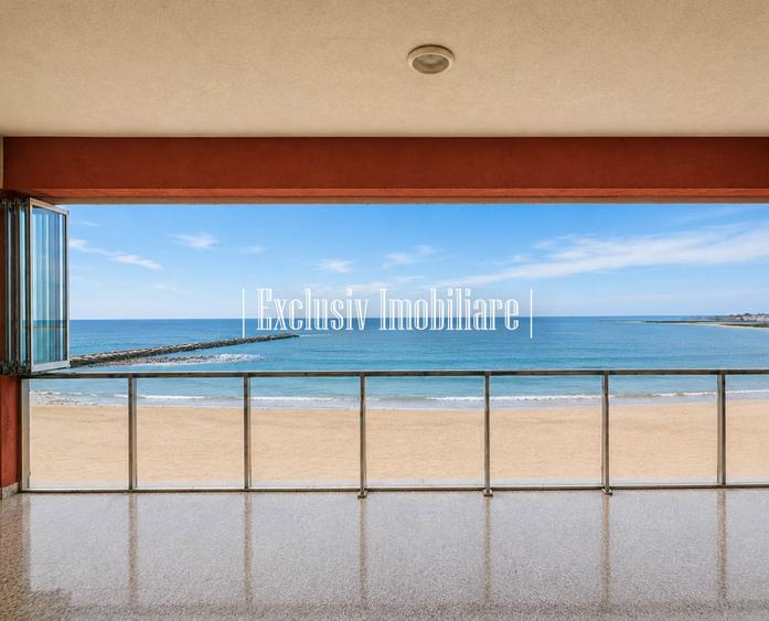 Vedere Frontala la Mare si Plaja la Picioare - Apartament cu Parcare Privata