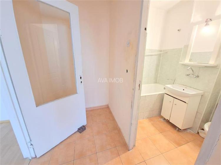 Apartament 3 camere semidecomandat, zona Milcov - 6