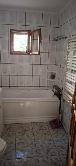 Apartament 3 camere central, etajul 3/3, decomandat cu CT.