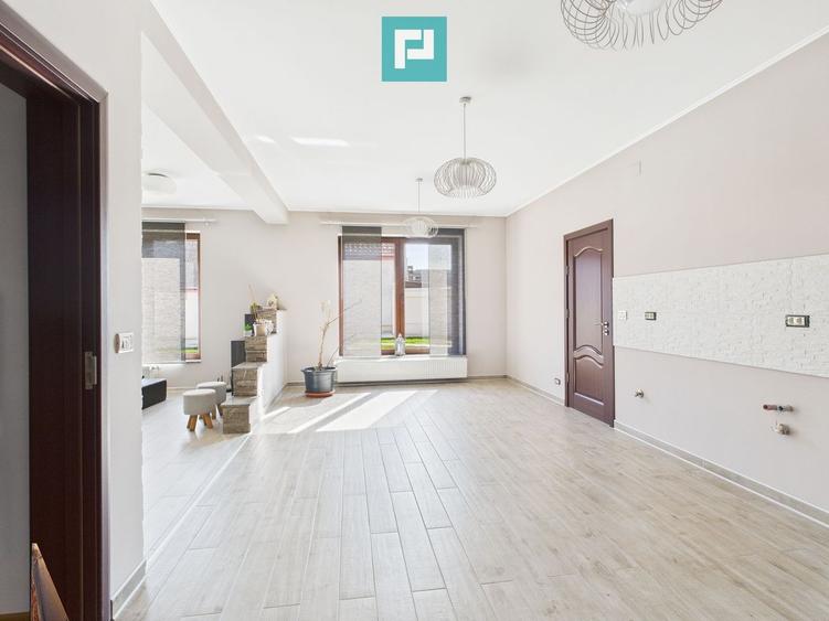 Casă modernă cu 2 corpuri, 5 camere în Pecica