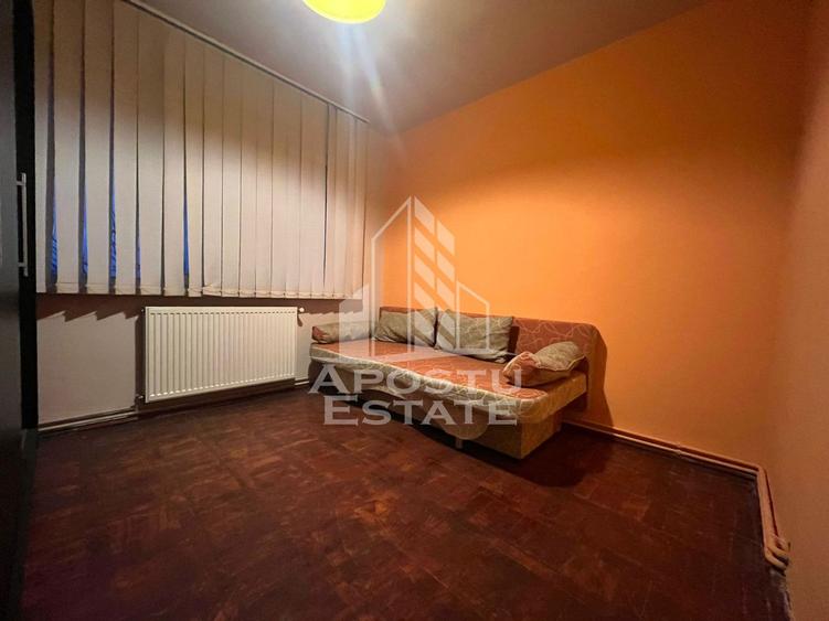 Apartament cu 3 camere, semicomandandat, etaj intermediar, Sagului