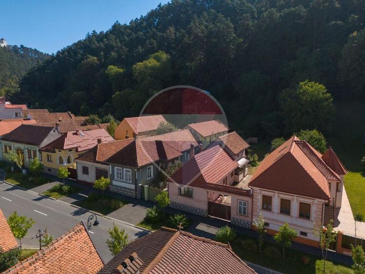 Casă cu două corpuri, teren 835 mp, str. I.L. Caragiale, Râșnov