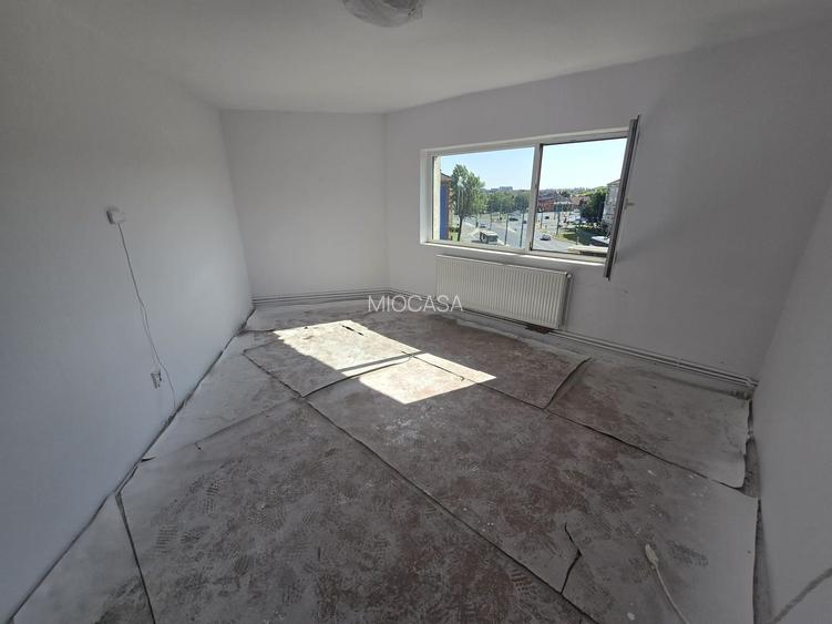 Langa Sud Plaza. Decomandat. Centrala proprie. 2 Balcoane, Debara. - 2