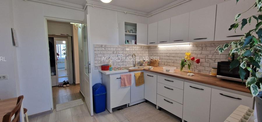 Poarta 6, 3 camere decomandate etajul 1. - 10