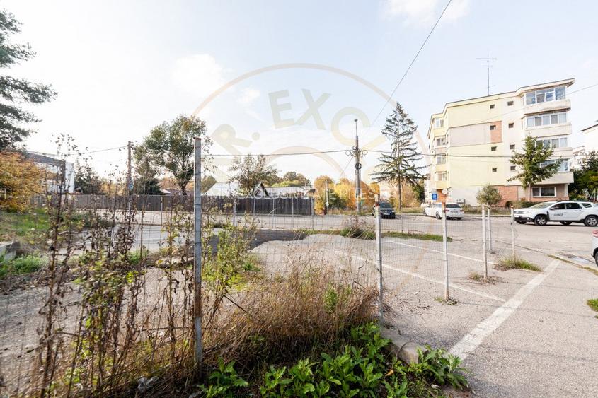 Teren stradal pe colț - Ideal afacere - front stradal mare - 10