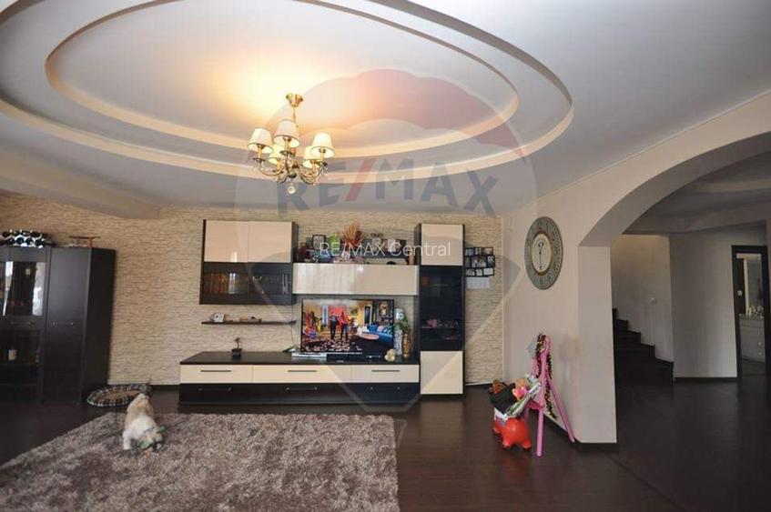 Vilă de închiriat in SANPETRU - 5