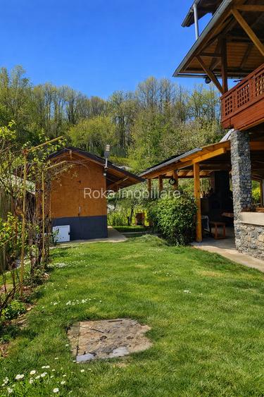 Proprietate montană,teren generos, casă solidă și autonomie energetică  Mălaia - 16