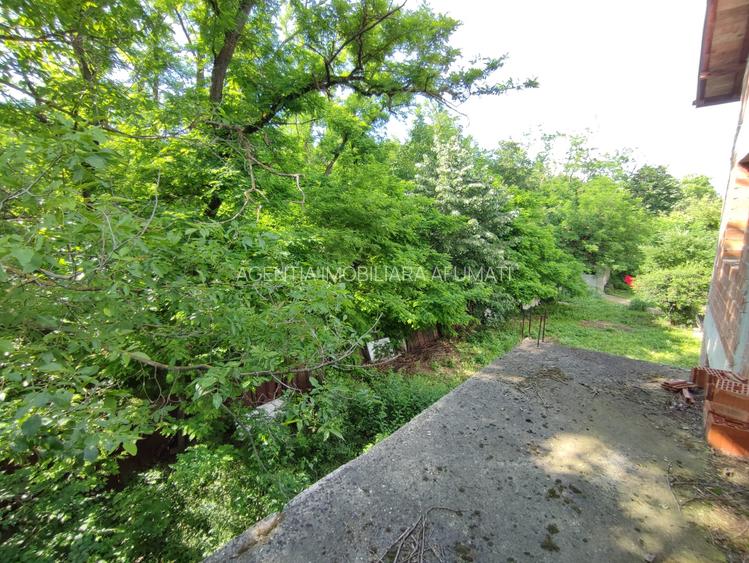 Casă la roșu, cu acoperiș finalizat, lângă pădure - 4