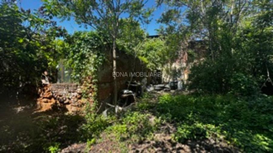 Casă renovabilă sau teren pentru construcție nouă : 645 mp. - 2