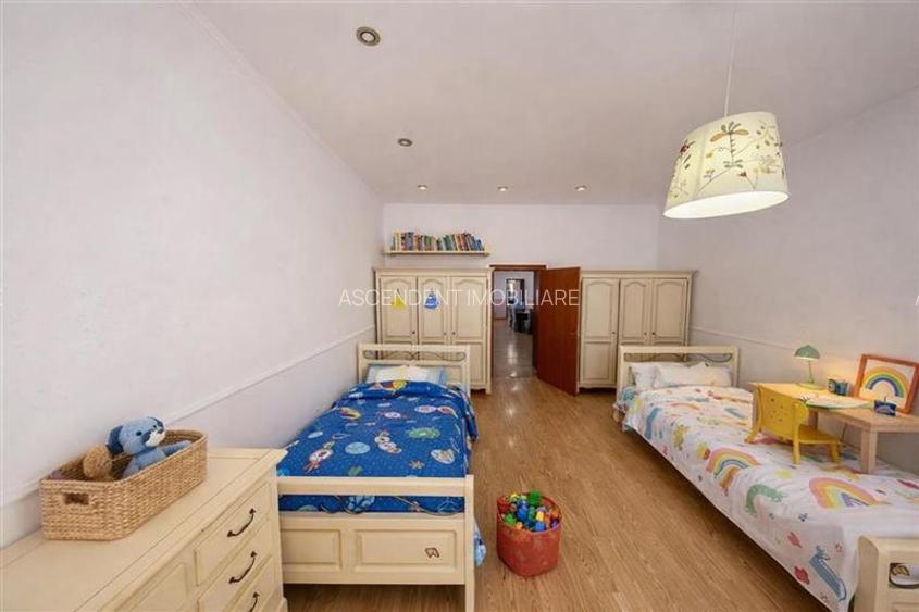 Rezidenta 4 camere,in farmec istoric, vedere Tampa,cu beci si pod,Centrul Istori - 4