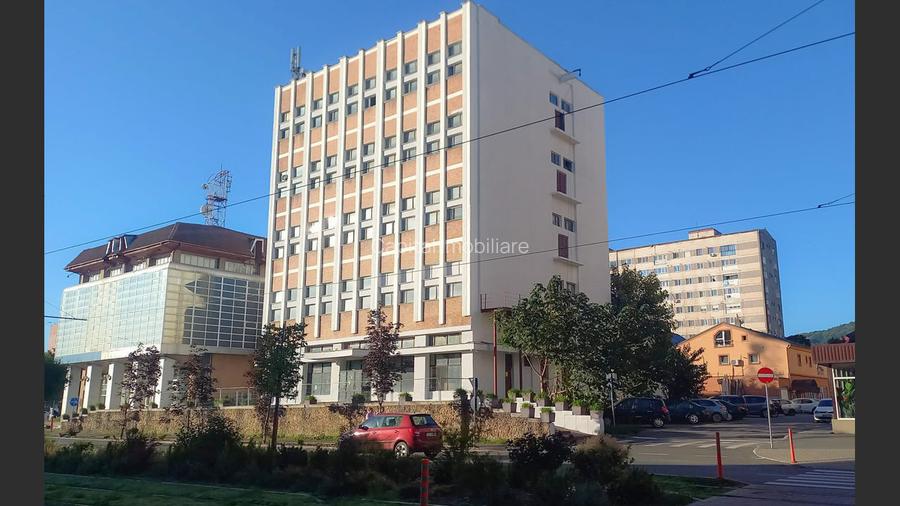 Cladire comerciala cu 4 etaje de inchiriat Resita - 6