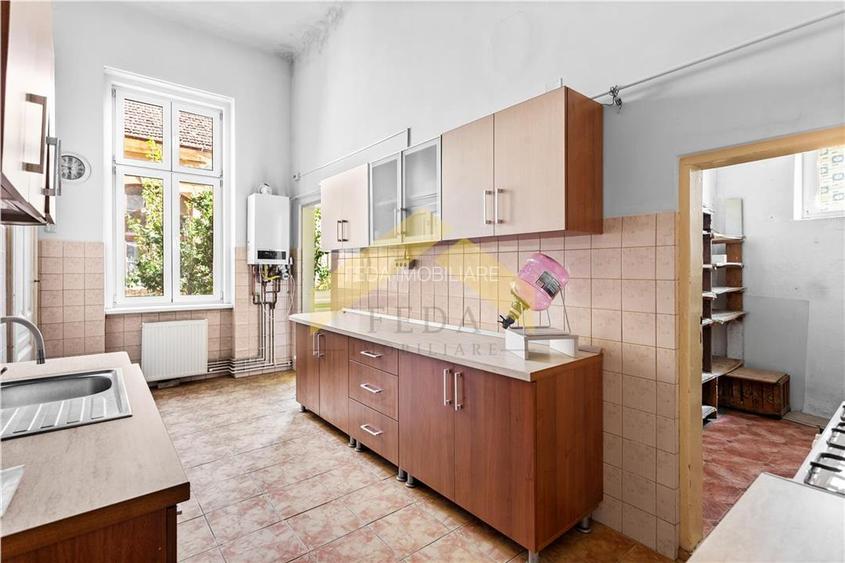 Apartament ultracentral cu 3 camere si centrala proprie - 2