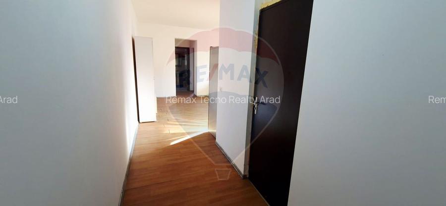 Apartament cu 3 camere, curte și loc de parcare zona Alfa - 9