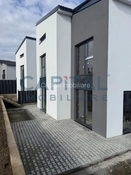 Case cu arhitectura nordica, garaj, panouri fotovoltaice, central Dezmir - 7