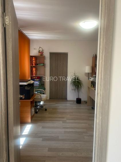 Casa la sol, renovata ,caramida, pentru locuit sau spatiu birouri, zona  buna - 19