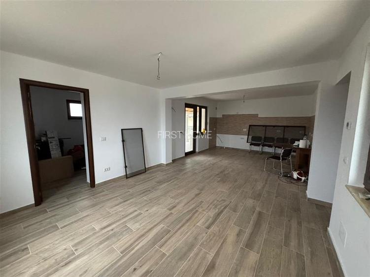 Vila deosebita Parter + Mansarda de vanzare in Odobesti - 12