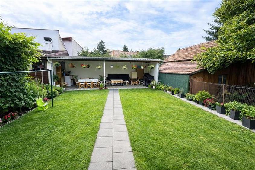 Casa in apreciabil potential,cu terase, curte,gradina echipata,2 pivnite,Str. Ro - 38