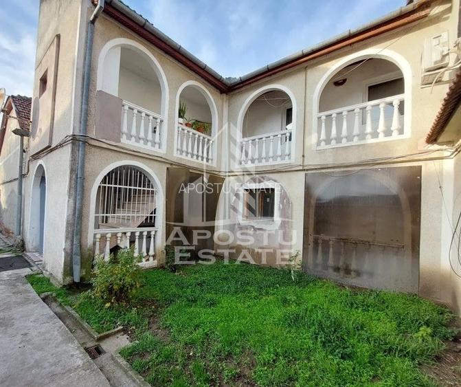 Casa individuala, cu 12 camere,5 bai, acces auto, teren 642, Girocului - 14