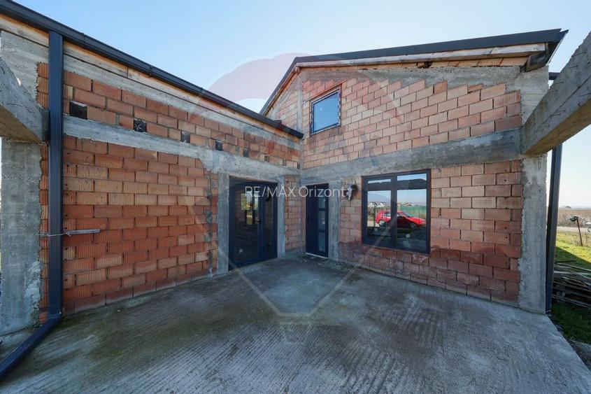 Casa cu potential de investitie, constructie noua la rosu - 4