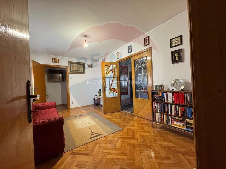 Casă / Vilă cu 8 camere de vânzare în zona Industriilor/Republica - 17