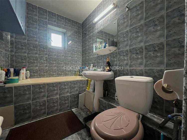 Apartament cu 3 camere decomandat, situat în cartierul Nicolina 2 - 10