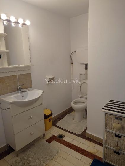 Ofer spre inchiriere apartament cu 3 camere Piata Universitatii - 10