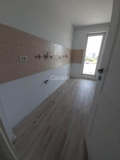 Vând apartament cu 2 camere, decomandat nou  + loc de parcare, situat in complex - 5