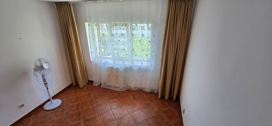 2 camere de vanzare , etaj superior, central Focsani