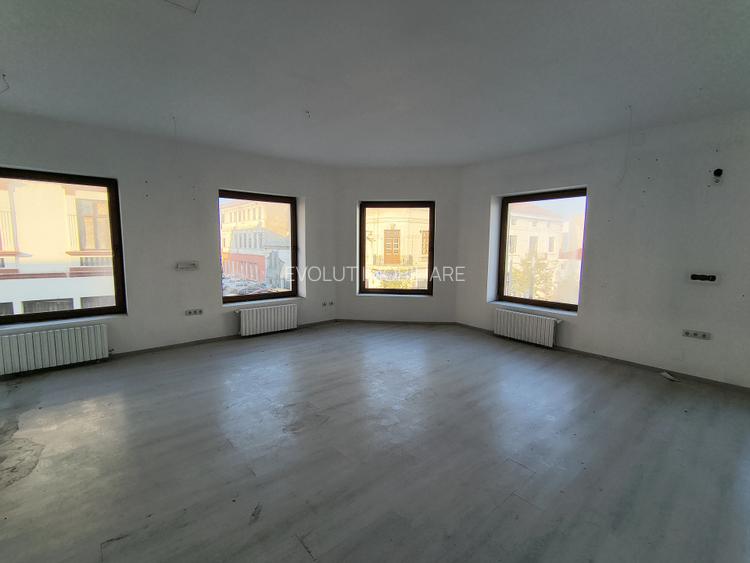 Ultracentral Promendata Stefan cel Mare-cladire interbelica diverse activitati  - 8